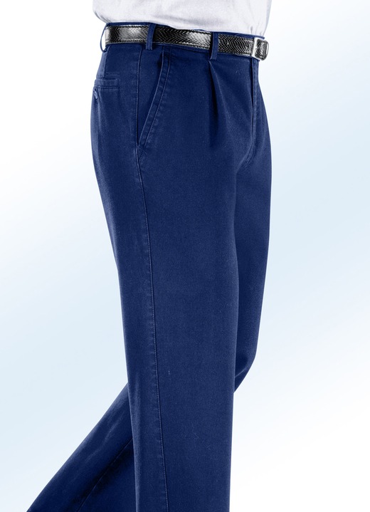 Jeans - Bügelfreie Jeans mit Gürtel in 3 Farben, in Größe 024 bis 062, in Farbe JEANSBLAU Ansicht 1