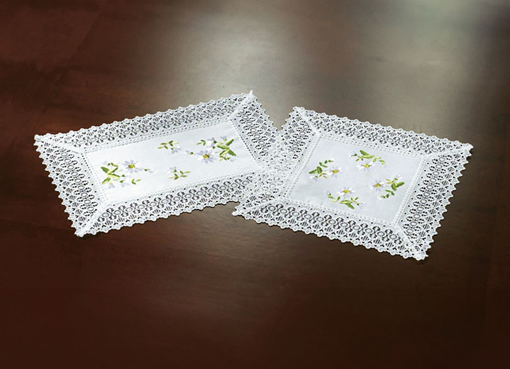 Tischdecken - Raumdekoration mit Gänseblümchen-Stickerei und zarter Häkelspitze, in Größe 130 (Deckchen, 40/ 40 cm) bis 404 (Kissenhülle, 40/ 40 cm), in Farbe WEISS Ansicht 1