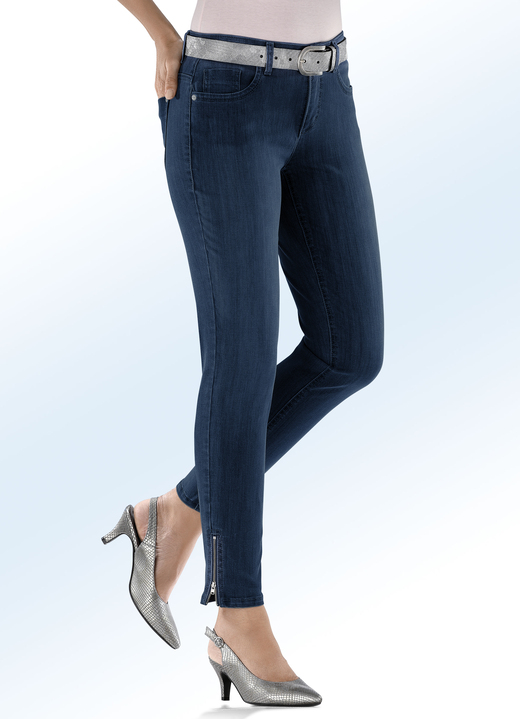 Hosen mit Knopf- und Reißverschluss - Magic-Jeans mit modischen Reißverschlüssen an den Beinabschlüssen Hosen mit Knopf- und Reißverschluss - Magic-Jeans mit modischen Reißverschlüssen an den Beinabschlüssen, in Größe 017 bis 050, in Farbe DUNKELBLAU