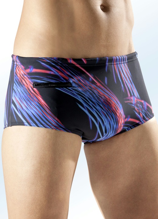 Badehosen - Badehose in höherer Slipform mit buntem Druckdessin allover Badehosen - Badehose in höherer Slipform mit buntem Druckdessin allover, in Größe 004 bis 010, in Farbe SCHWARZ-BLAU-ROT