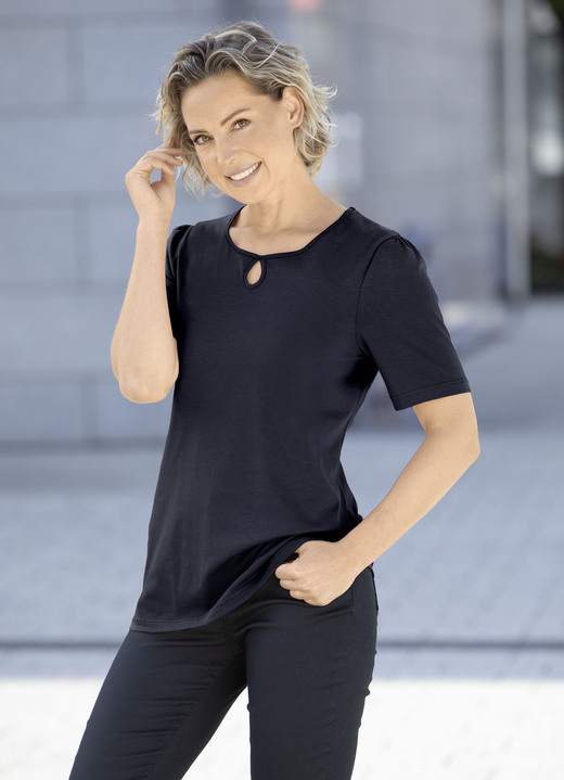 Kurzarm - Shirt mit dekorativem Halsausschnitt in 3 Farben Kurzarm - Shirt mit dekorativem Halsausschnitt in 3 Farben, in Größe 036 bis 052, in Farbe MARINE
