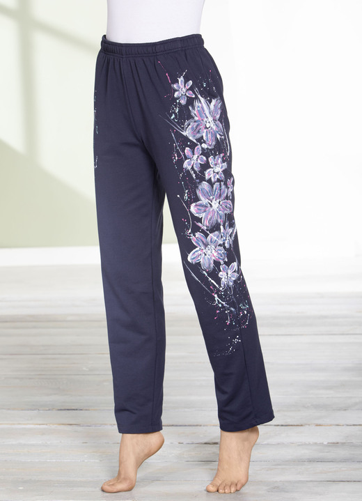 Hosen - Hose mit tollem Floral Dessin, in Größe 018 bis 054, in Farbe MARINE Ansicht 1