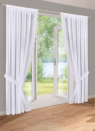 Fensterdekoration mit aufwendiger Plauener Stickerei