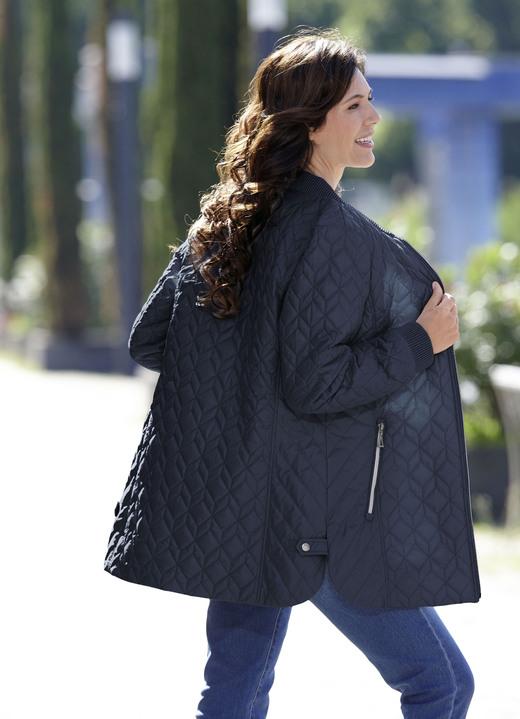 Kurz - Jacke mit interessantem Stepp, in Größe 036 bis 054, in Farbe NAVY Ansicht 1