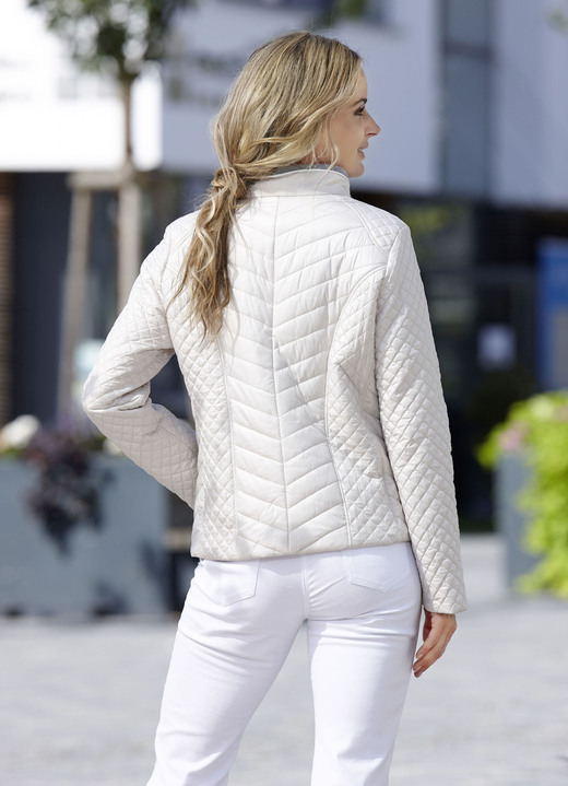 Kurz - Jacke mit Reißverschlusstaschen, in Größe 036 bis 052, in Farbe SAND Ansicht 1