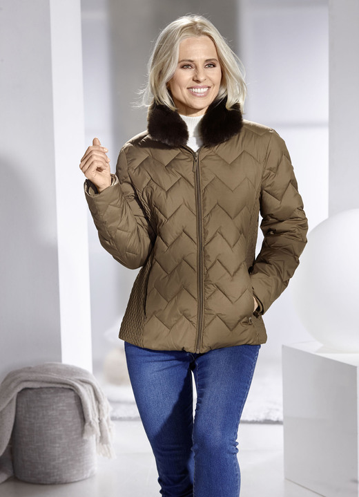 Winterjacken - Jacke mit fabelhaftem Zickzack-Stepp, in Größe 034 bis 050, in Farbe BRAUN Ansicht 1