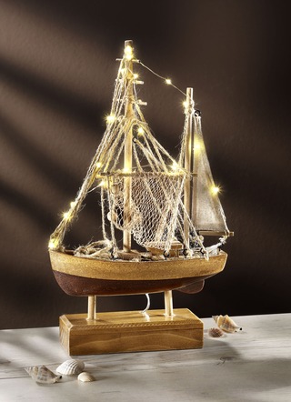 Beleuchtetes Fischerboot aus Holz