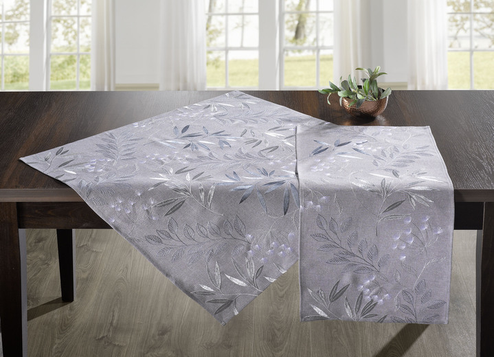 Wohnaccessoires - Bestickte Tisch- und Raumdekoration mit Gräser- und Blätter-Dessin, in Größe 130 (2 Deckchen, 35x 50 cm) bis 404 (Kissenbezug, 40x 40 cm), in Farbe SILBER Ansicht 1