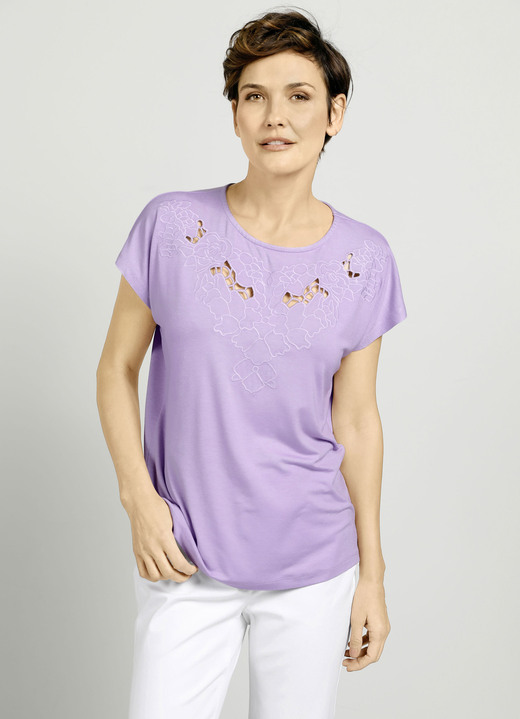 Kurzarm - Shirt mit modischen Cut-Outs, in Größe 038 bis 052, in Farbe FLIEDER Ansicht 1