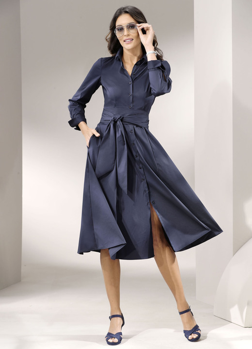Langarm - Hemdblusenkleid mit breitem Bindegürtel Langarm - Hemdblusenkleid mit breitem Bindegürtel, in Größe 036 bis 050, in Farbe MARINE