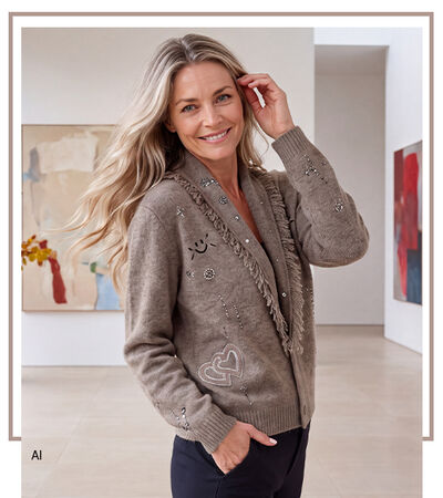 Blonde Frau mit beigen Strickjacken und Glitzerdetails