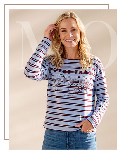 Blonde Frau in hellblauem Pullover mit Ringelmuster