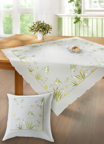 Bestickte Tisch- und Raumdekoration mit Schneeglöckchen-Dessin 