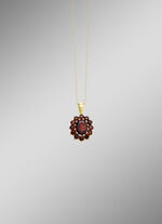 Blütenförmiger Anhänger mit Granat  