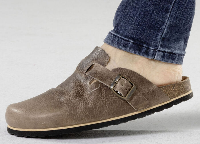 GINO GALANTE Clog aus schattiertem, genarbtem Rindleder TABAKBRAUN