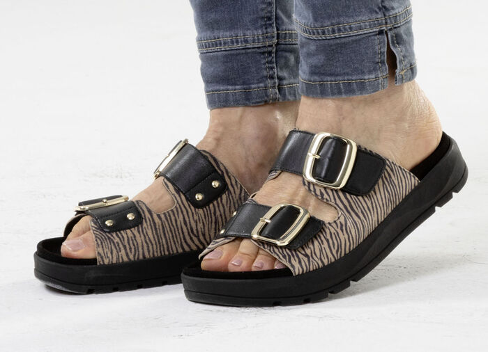 Caprice, trendige Damen-Pantoletten, Weite G, mit herausnehmbarem Fu&szlig;bett SCHWARZ-SAND