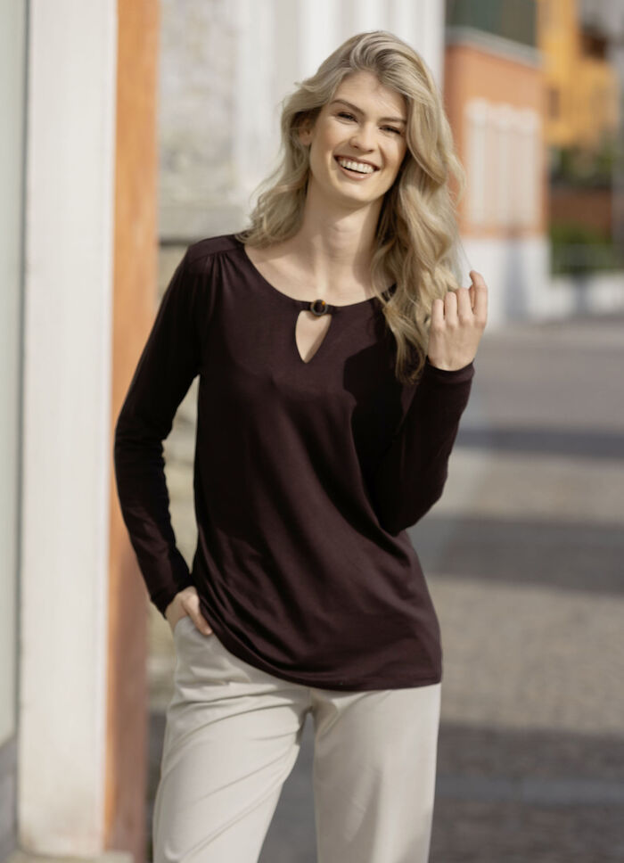 Shirt mit  Zierring am Halsausschnitt in 2 Farben SCHOKOBRAUN