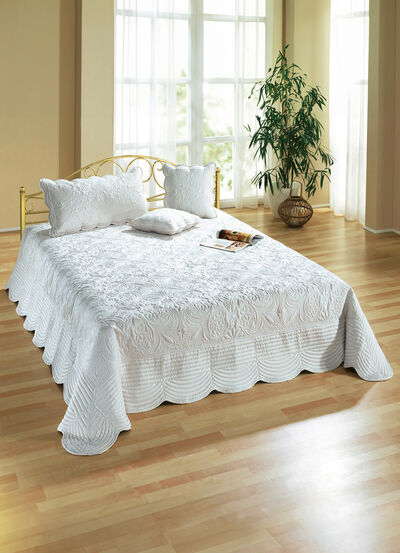 Satin Kissenbezüge und Tagesdecken mit Stickerei 