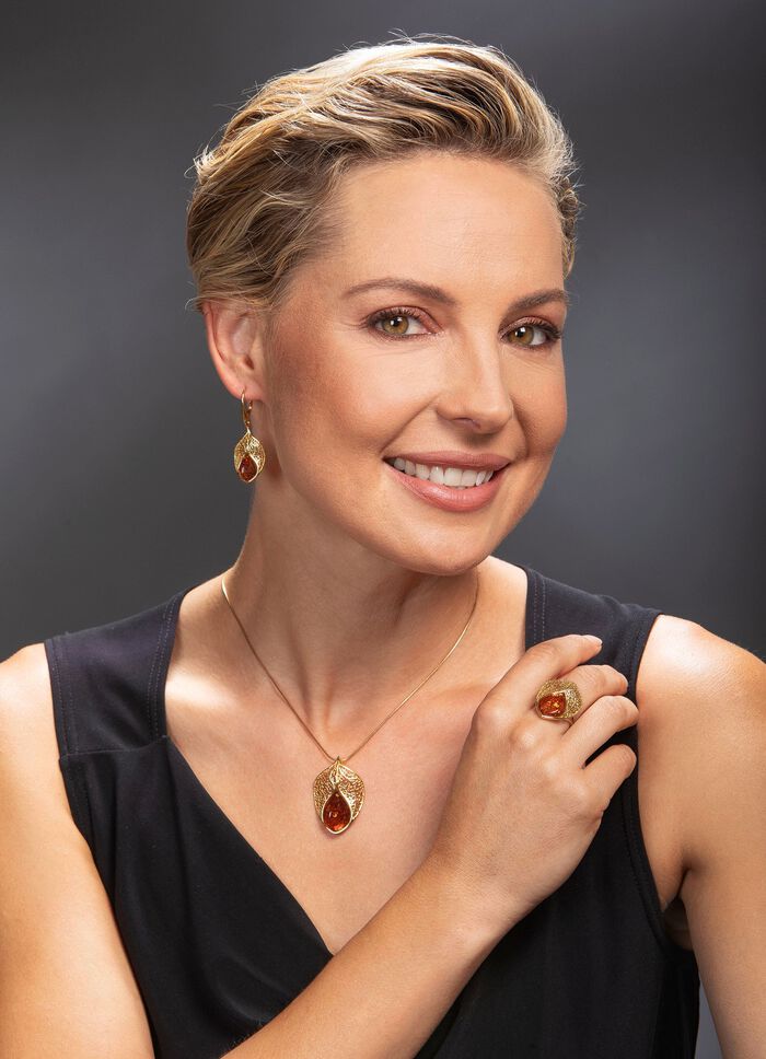 Vergoldeter Anh&auml;nger mit Bernstein 