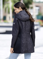 Jacke im angesagten Materialmix