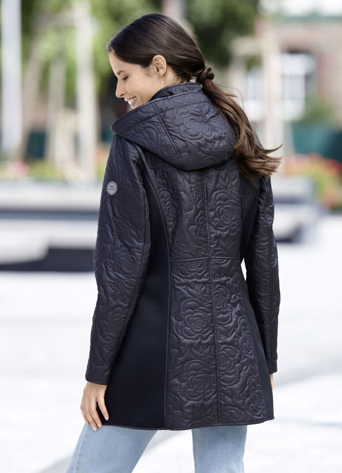 Jacke im angesagten Materialmix