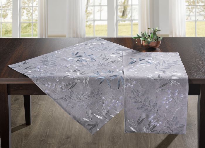 Bestickte Tisch- und Raumdekoration mit Gr&auml;ser- und Bl&auml;tter-Dessin 