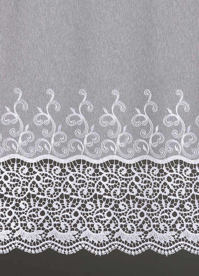 Kleinfenster-Store mit gebogtem Macramé-Abschluss 