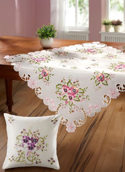 Tisch- und Raumdekoration mit Stiefm&uuml;tterchen-Stickereien 