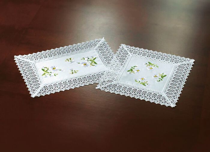 Raumdekoration mit G&auml;nsebl&uuml;mchen-Stickerei und zarter H&auml;kelspitze 