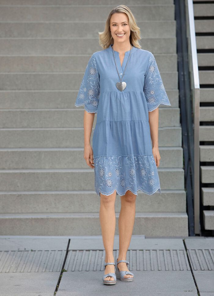 Kleid mit feiner Stickerei 