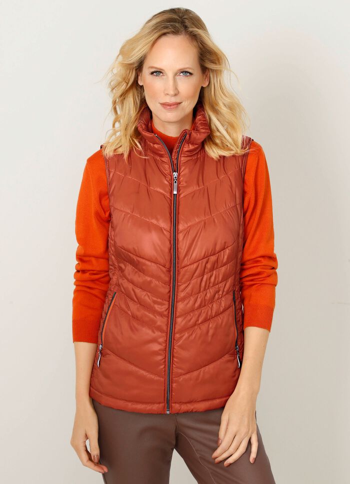 Steppweste mit seitlich figurschmeichelnder L&auml;ngssteppung 