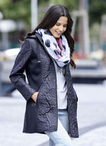 Jacke im angesagten Materialmix