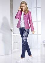 Jeans mit handbemalten, floralen Motiven 