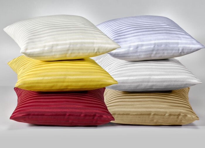 Feine Tisch- und Raumdekoration mit glänzendem Streifendessin CREME