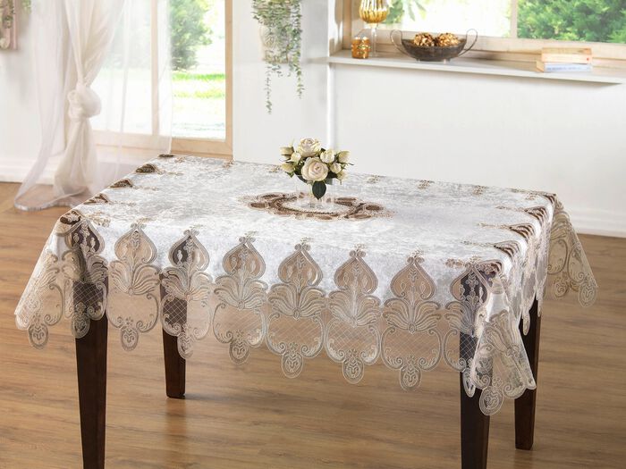 Tischdecke oder Kissenbezug mit filigran gearbeiteten Motiven 