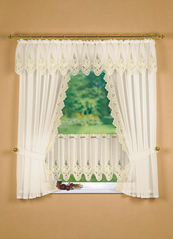 Fensterdekoration mit aufwendiger Plauener Stickerei CREME