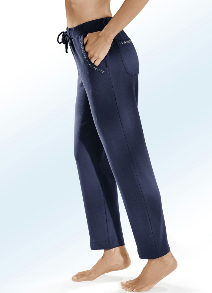 Hose mit dekorativer Nietenzier 