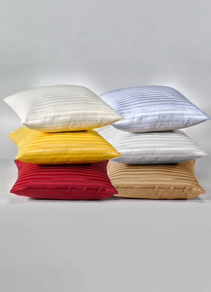 Feine Tisch- und Raumdekoration mit gl&auml;nzendem Streifendessin 