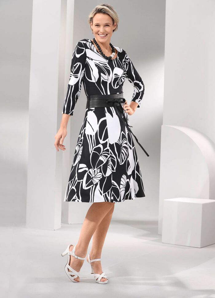 Kleid in schwingender Form 