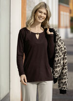 Shirt mit  Zierring am Halsausschnitt in 2 Farben SCHOKOBRAUN
