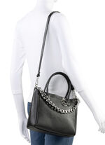 Laurina Tasche aus genarbtem Kalb-Nappaleder mit Zierkette SCHWARZ