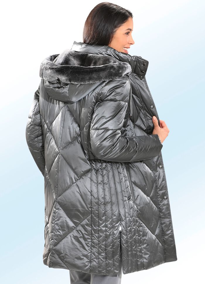 Kurzmantel mit figurfreundlicher Längssteppung 