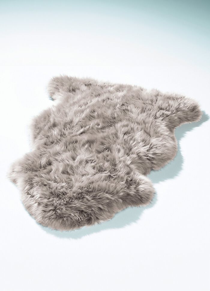 Vorleger aus echtem Lammfell in Tierform 
