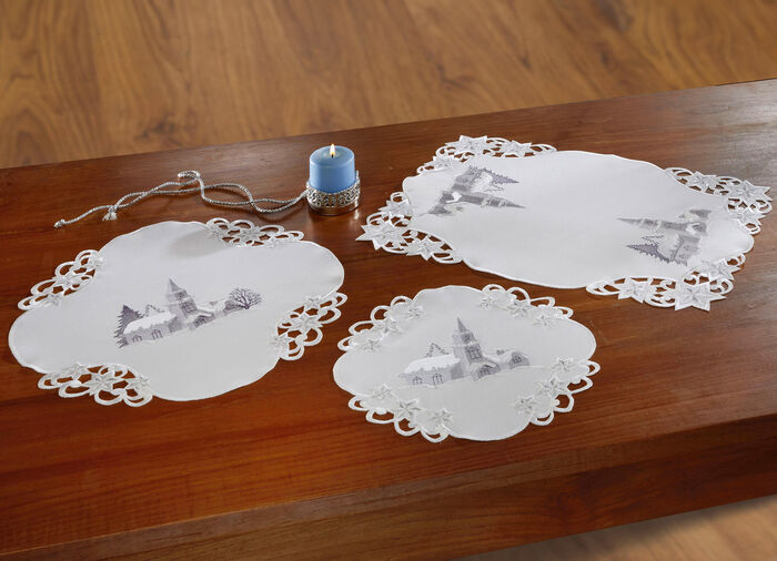 Tischdecke mit romantischem Winterdorf-Dessin WOLLWEISS