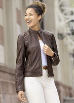 Lederkurzjacke mit Nietenzier 