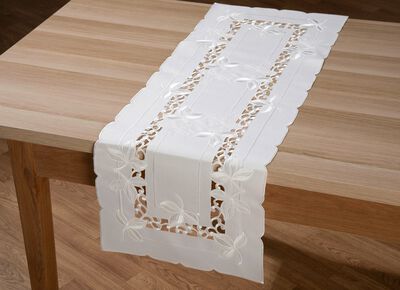 Tisch- und Raumdekoration mit aufwendigen Stickereien 