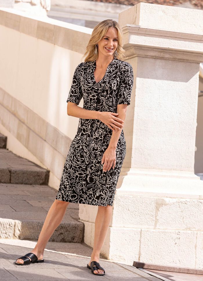 Kleid in Figur umspielender Form 