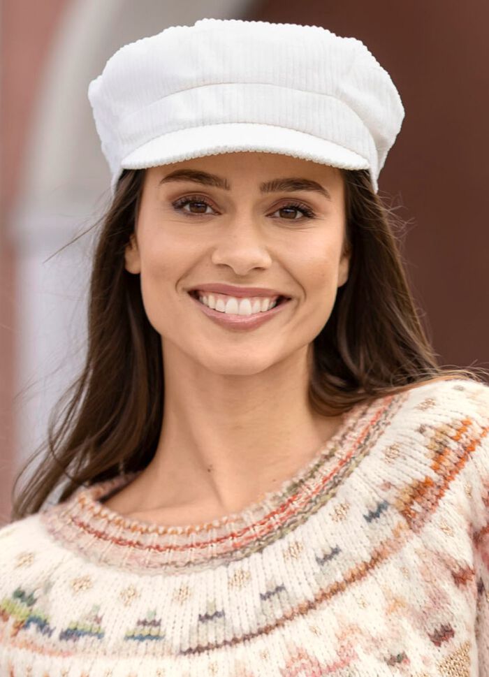 Elegante Damen-Ballonm&uuml;tze, mit r&uuml;ckw&auml;rtigem Elastikeinsatz WEISS