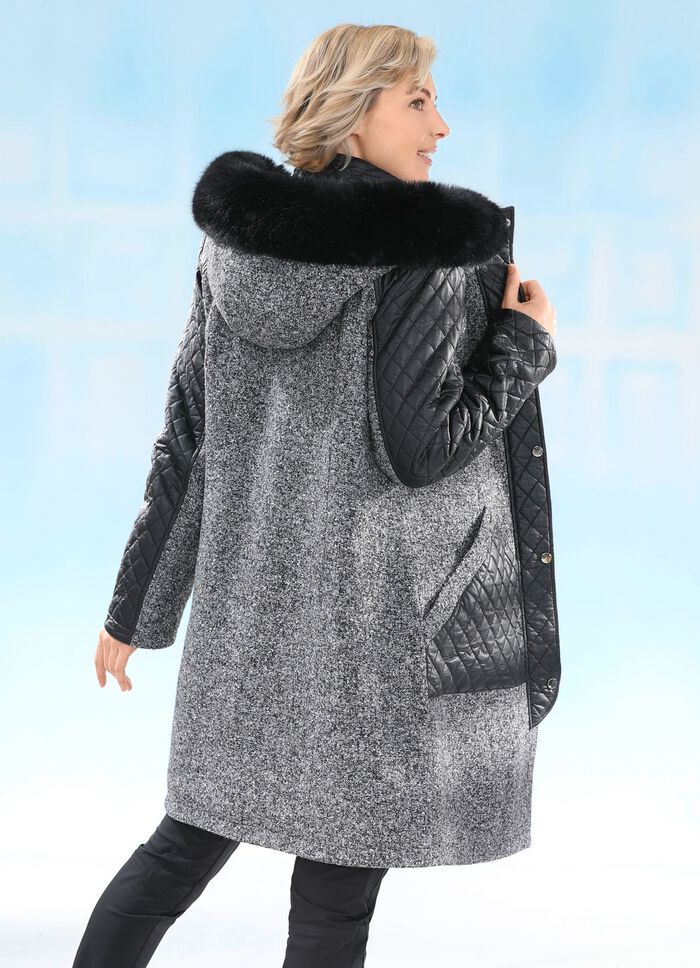 Kurzmantel im angesagten Materialmix 