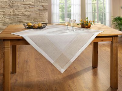 Klassische Tisch- und Raumdekoration mit Leinen 